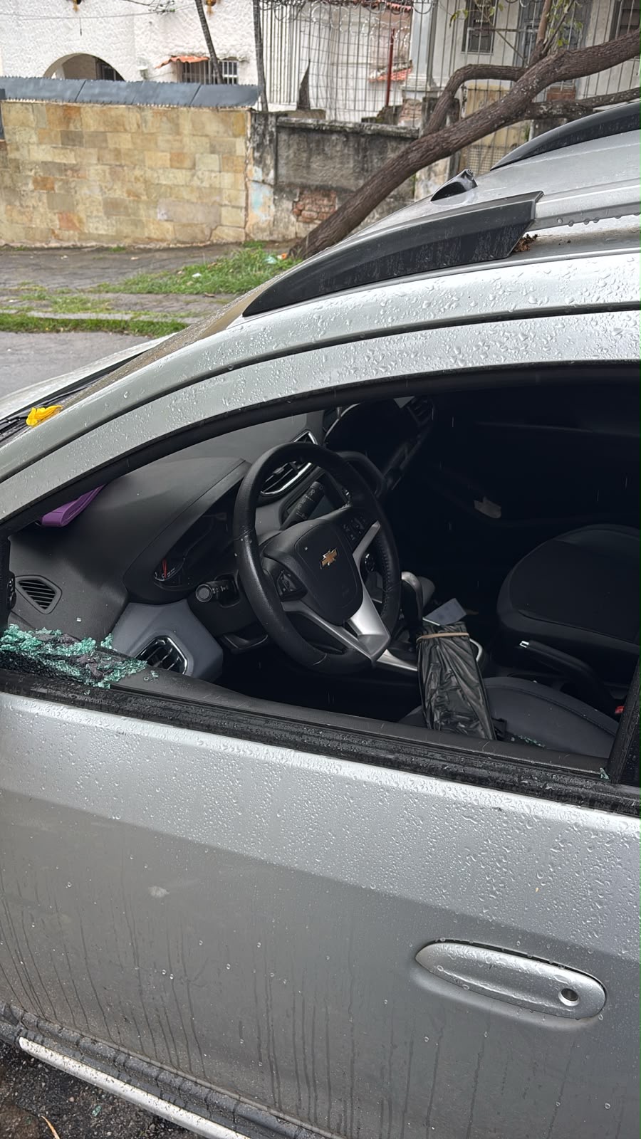 Denúncia: morador tem carro arrombado 2 vezes na Rua Visconde de Santa Isabel