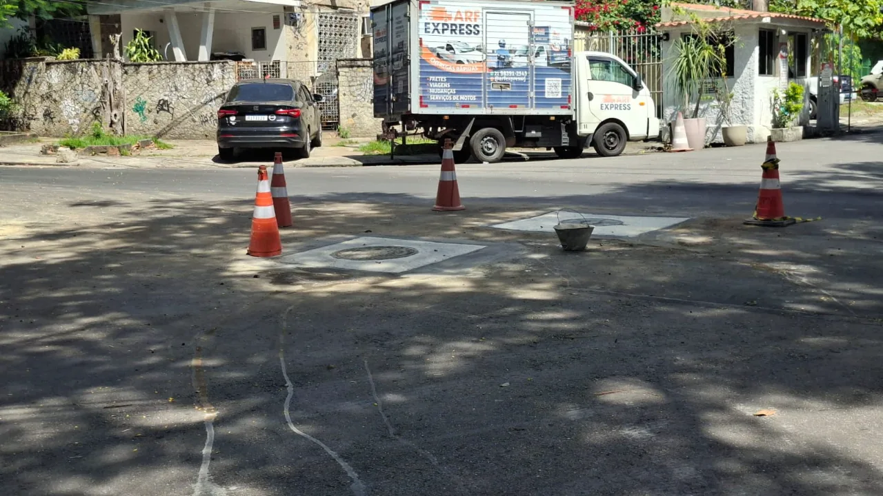 Fim do "Sobe e Desce": Águas do Rio nivela bueiros na Rua Canavieiras após recapeamento