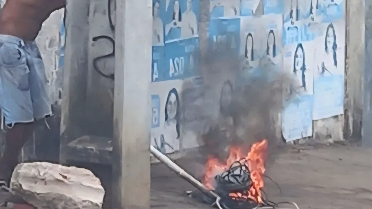 'Epidemia' de semáforos queimados gera caos no trânsito e risco à vida de pedestres