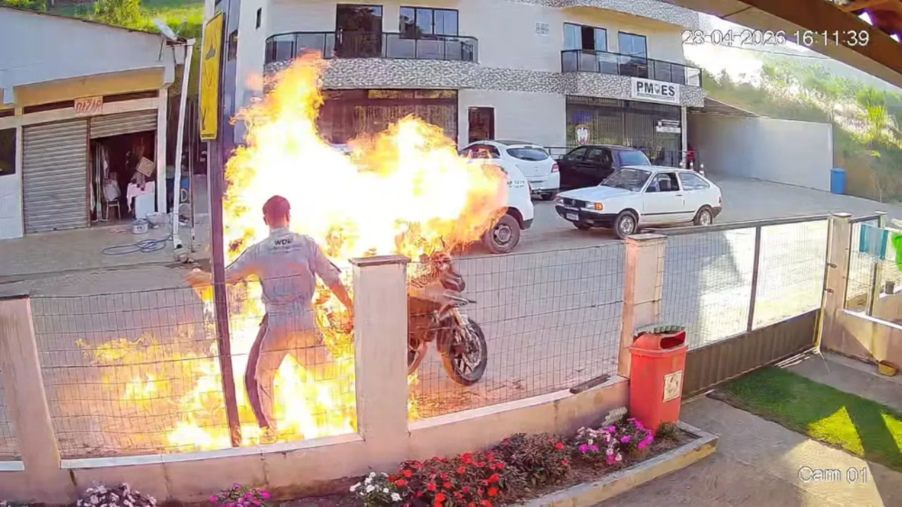 Homem ateia fogo em motocicleta durante blitz e atinge a própria mãe no Espírito Santo
