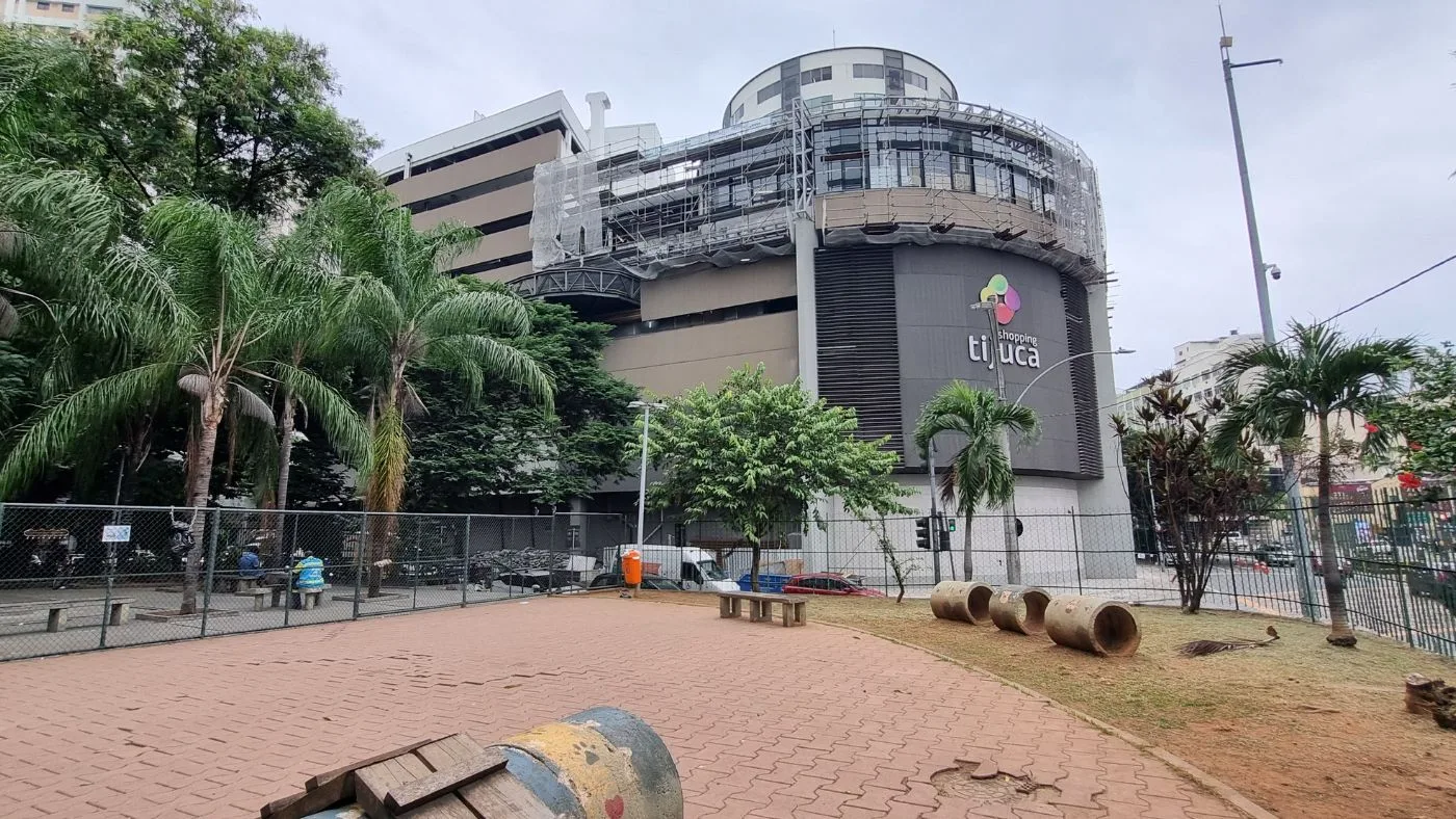 Drogas, lixo e brigas inutilizam praça ao lado do Shopping Tijuca