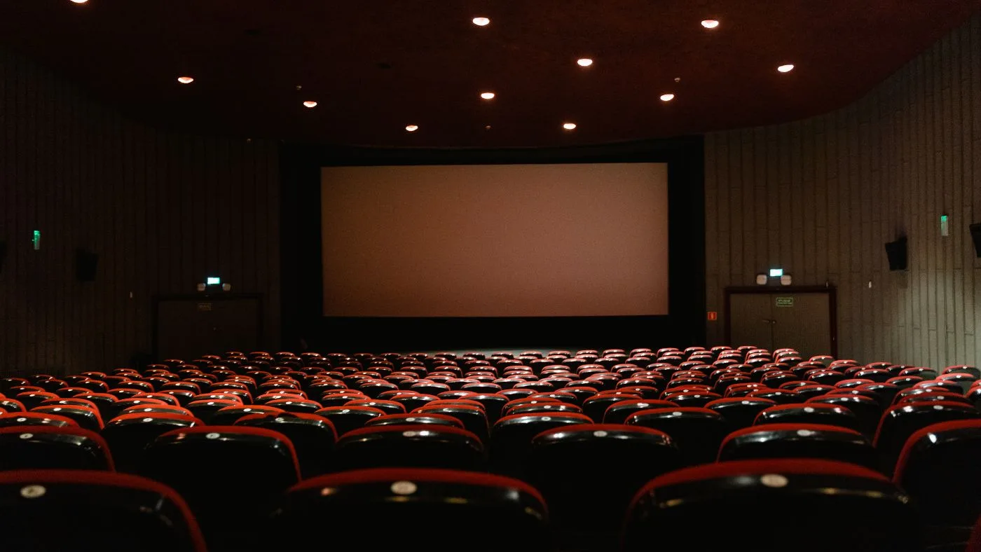 Adeus à Sala Escura? Como as Guerras do Streaming e a 'Churn Strategy' Estão Redefinindo o Consumo de Filmes